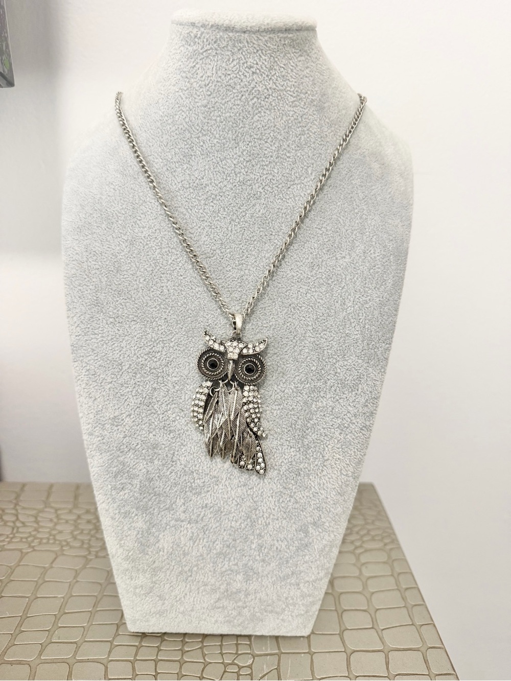 Vintage AERO 1987 Silvertone Articulated Rhinestone Owl Pendant Necklace Y3K